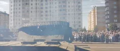 چپ شدن یک تانک نظامی روسی پس از نمایش در یک مراسم مردم حا