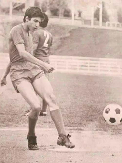 رضا پهلوی در لباس تاج قدیم استقلال فوتبالیست