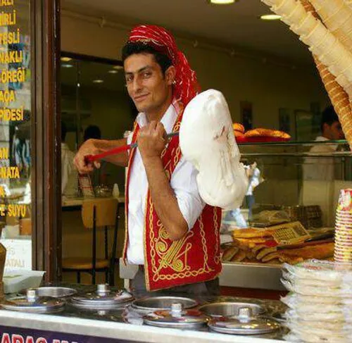 اسم بستنی سنتی مردم ترکیه دوندورما dondurma است، که آب نم