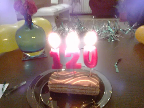 این کیک توسط منو و دوستم حاضر شد برای تولده مامانم