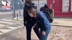 🎥 ضرب و شتم دو زن توسط پلیس فرانسه که قصد فیلمبرداری از اعتصابات را داشتند همزمان با افزایش خشونت ها و درگیری ها علیه سیاستهای مکرون

#غرب_بدون_روتوش