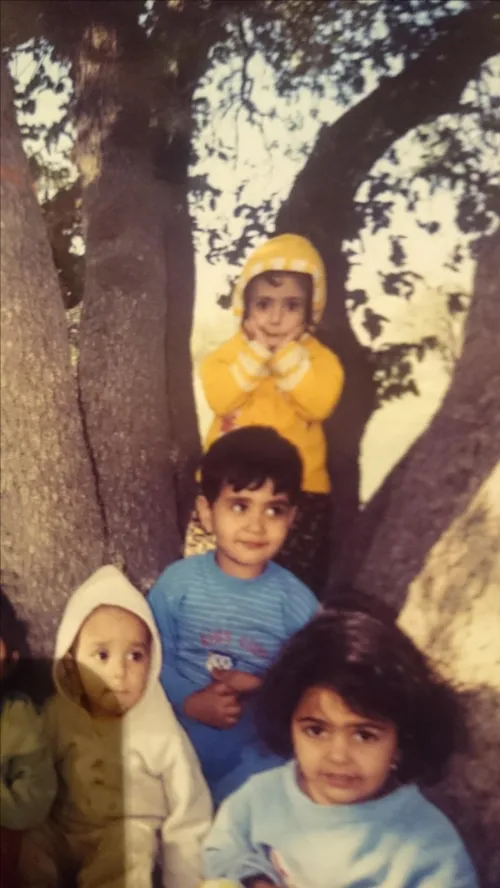 من در دوران طفولیت...لباس زرده منم