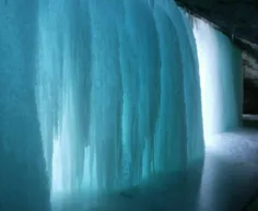 نمایی از پشت یک آبشار یخ زده در ایتالیا!