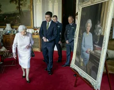 ملکه بریتانیا در حال بازدید از تابلوی جدید نقاشی از تصویر