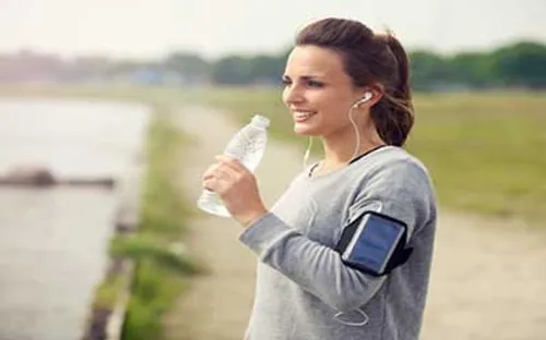 نوشیدن آب تنها در زمان تشنگی،نتایج بهتری برای عملکرد ورزش