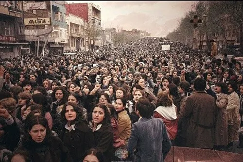 تصویری از اولین اعتراض زنان به قانون "حجاب اجباری" پس از 