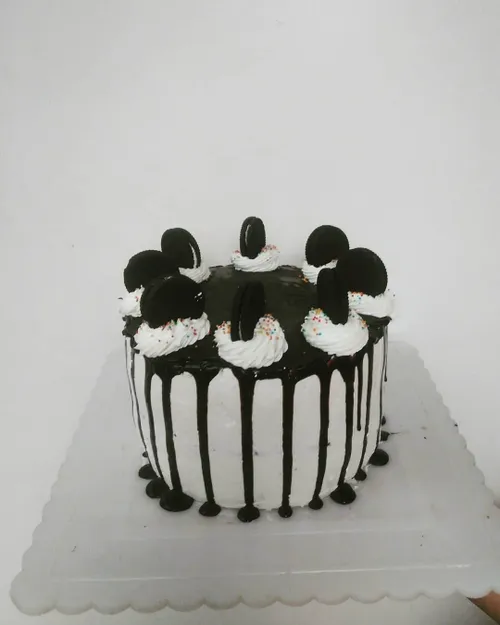 کیک تولد سفارشی
کیک اسفنجی شکلاتی با فیلینگ موز و گردو و روکش شکلات آب شده