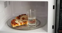 برای جلوگیری از خشک شدن پیتزا هنگام گرم کردن در مایکروفر،