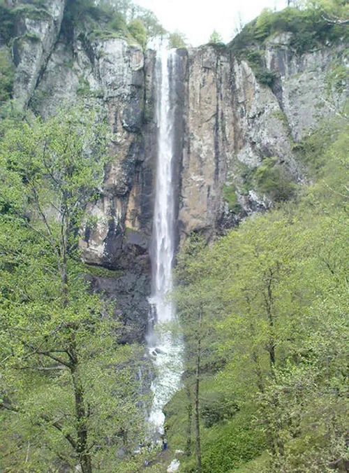 آبشار لاتون ارتفاع: ۱۰۵ متر