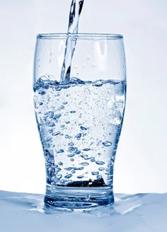 یک لیوان آب کدر را با همه ی آلودگی ها و ذرات درونش تجسم ک