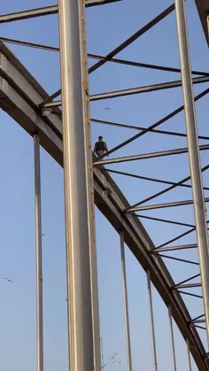 این چه حرکت خطرناکیه روی پل اهواز 😨