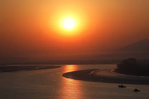 غروب خورشید در شهر سینویجو کره شمالی در نزدیکی مرز با چین