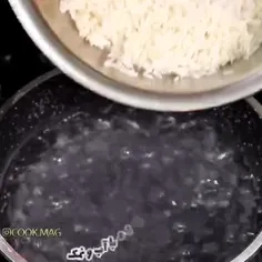 برنجی که از قبل با آب و نمک خیس کردین رو داخل آب جوش بریز