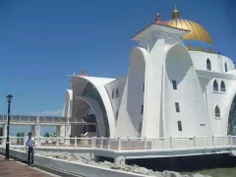 مسجدی روی آب