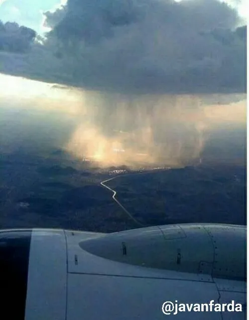 نمایی از یک شهر بارانی از داخل هواپیما