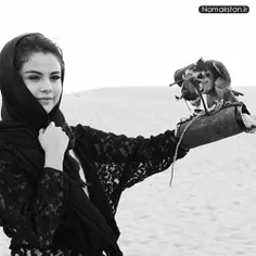 سلنا گومز با حجاب کامل در کشور عربی