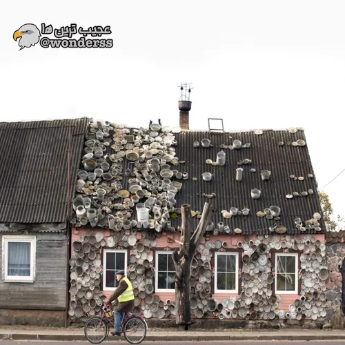 خانه ای پوشیده شده از ماهیتابه و قابلمه کهنه در لیتوانی ه
