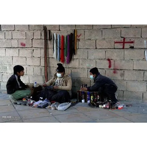 در پی شیوع آنفلوآنزای H۱N۱ در کرمان، مردم با ماسک در معاب