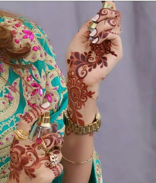 مدل های زیبا از نقش حنا هندی بر روی دستان ناز دختران ایرا