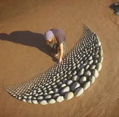 هنر چینش زیبای سنگها در ساحل شنی😍
