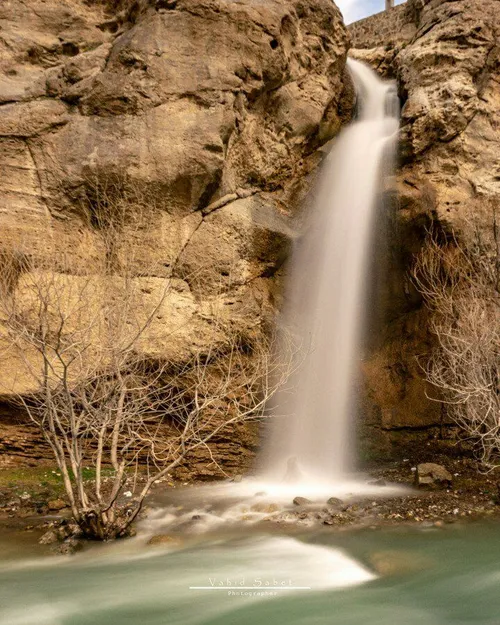 صبح است ز خرمی جهان می خندد