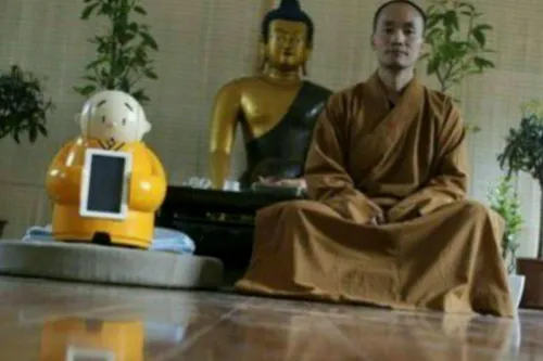 در معبد بودایی در چین ، بودایی ها یک ربات ساخته اند و جای
