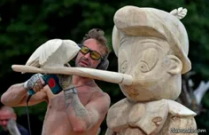 #هنرمند آلمانی در حال تراشین#مجسمه_چوبی#پینوکیو