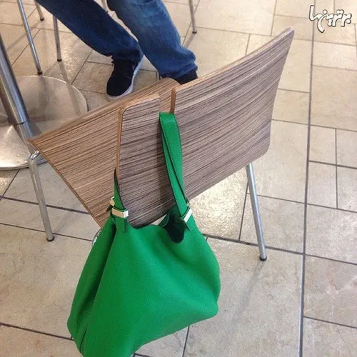 این صندلی یک نگهدارنده کیف دارد
