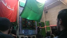 اینم عکس مسجد خودمون، پرچم وسطی پرچم گنبد امیرالمومنین(ع)