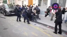 فرانسه و رفتار پلیس وحشی با معترضان به ظلم و ستم حکومت اس