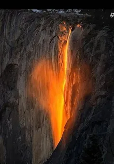 آبشاری در آمریکا که در یک روز سال به این حالت آتشین تغییر