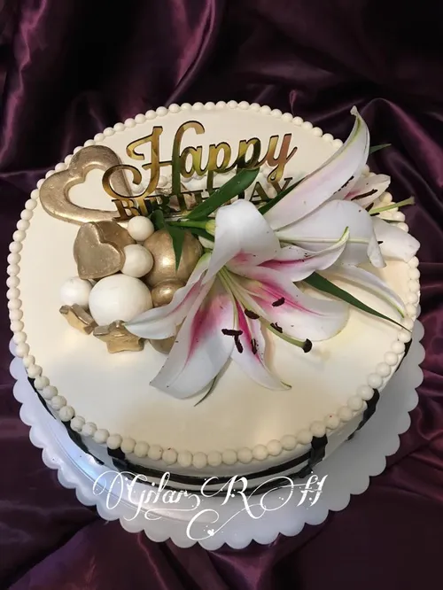 کیک تولد یهویی از نوع سورپرایزی که داخل آن و متصل به