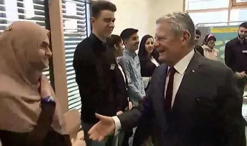 📌 دانش آموز محجبه حاضر به دست دادن با رئیس جمهور آلمان نش