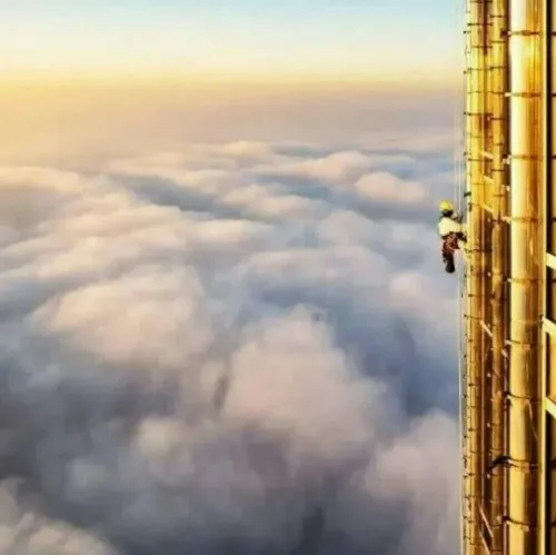 🌍یه کارگر در حال تمیز کردن شیشه های طبقه ۱۲۴ برج خلیفه ی 