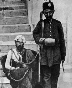 عکسی از پدر رضاشاه در کنار میرزا رضای کرمانی