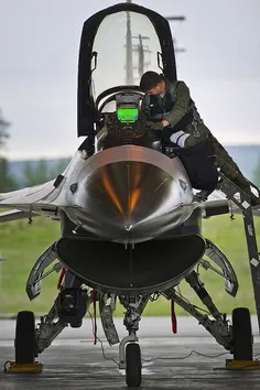 جنگنده F-16