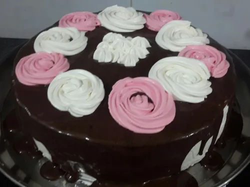 اینم کیک که مامان جونم واسه روز دختر درس کرده (@ @)