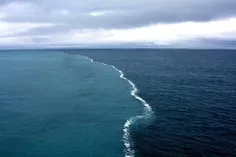 دو دریا را به گونه ای روان کرد که با هم برخورد کنند
