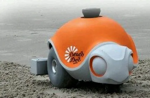 رباتی که روی شن های ساحل نقاشی می کند