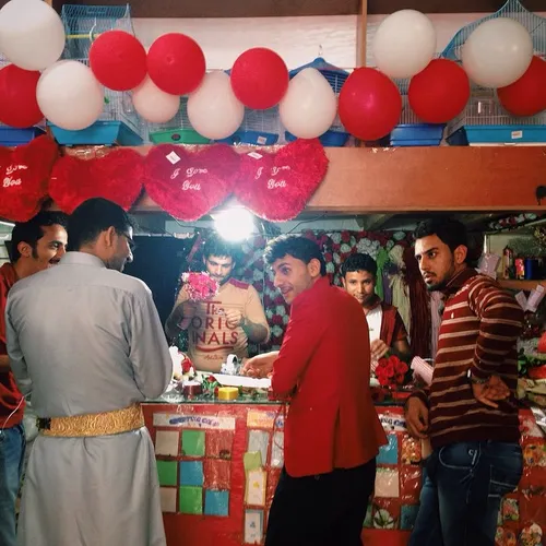 Photo by @alexkpotter - Yemeni men wrap up and buy flower