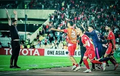 ستون پرسپولیس  رو در تصویر میبینید