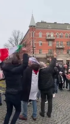 خوشحالی با پرچم ایران 🇮🇷 در سوئد بخاطر توقف جنگ و پیروزی 