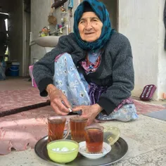 مادربزرگ هر وقت که چای می‌آورد