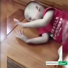 تصاویر کودکی که در خواب با تبلت بازی می‌کند مورد توجه کار