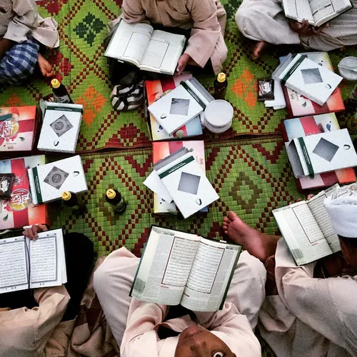Tahfiz students reading Quran while waiting for break fas