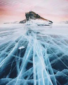 دریاچه یخ زده بایکال در جنوب سیبری