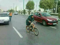 پیرزن دوچرخه سوار در ایران.دمش گرم