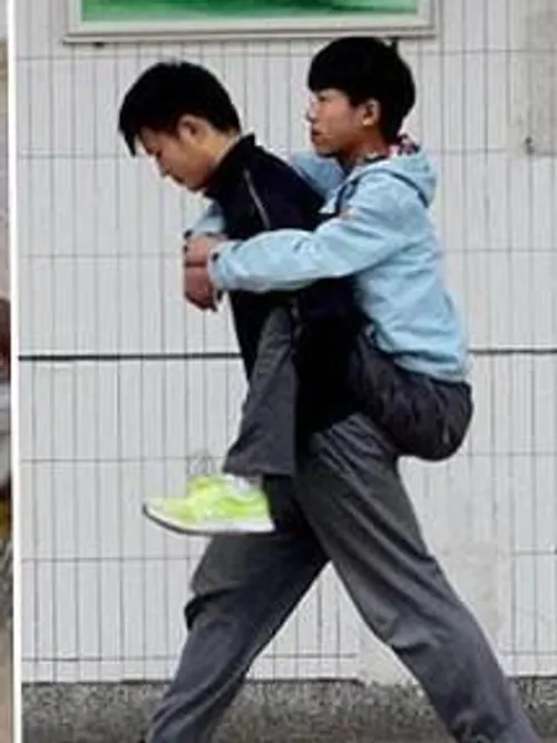 این پسر 18 ساله چینی هر روز دوست معلولش رو تا مدرسه کول م