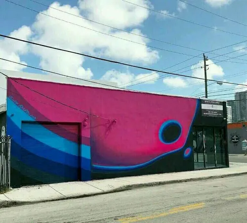 هنرمند اهل چک، دیوارهای خیابان را رنگین کمانی کرده است! ی
