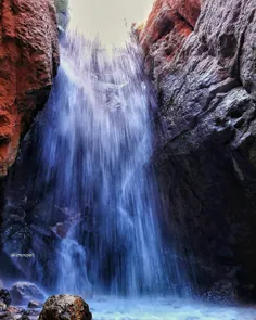 آبشار زیبای تنگه داستان در ۷ کیلومتری مجن در نزدیکی شاهرو